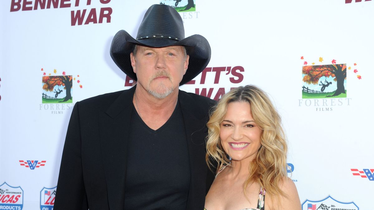 Trace Adkins with relaxed, Wife Victoria Pratt 