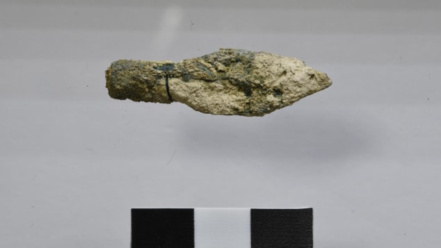 Un cap de săgeată scitic descoperit la sit, despre care se crede că datează din 587-586 î.Hr. 