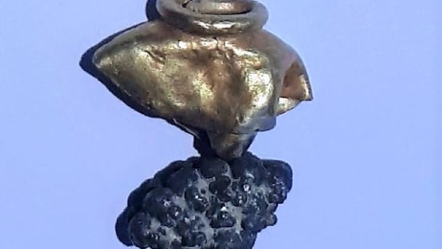 Un cercel sau ornament cu ciucuri din argint și aur, descoperit la Muntele Sionului.