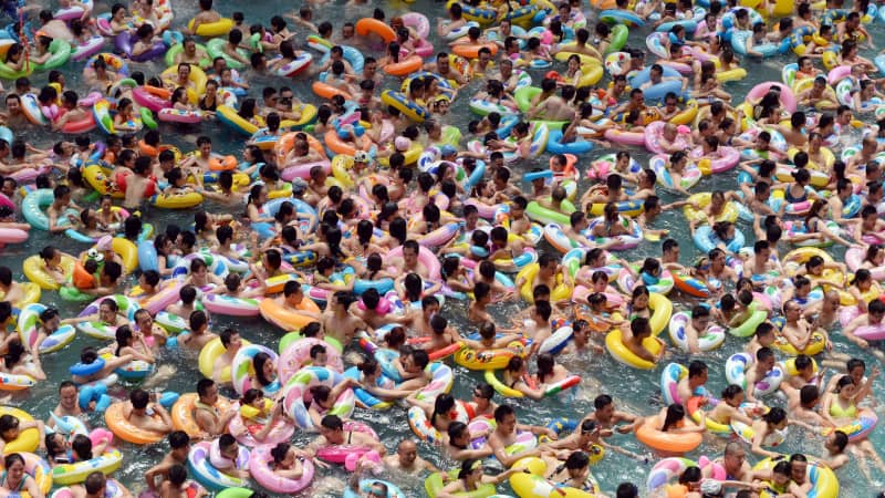 Crowds escape the 2015 heatwave in the pool in Suining, China