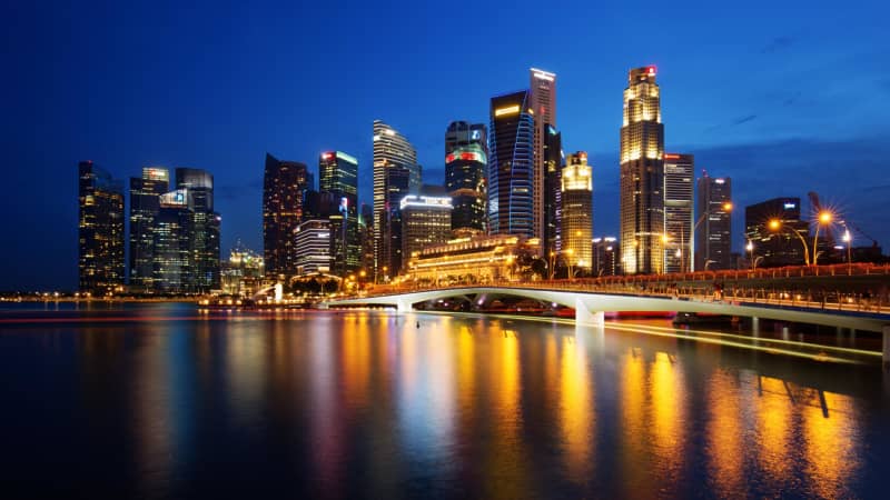 Singapore boasts the ultimate shopping experience as it's bursting with elegant malls, shopping centers full of shops with modern clothes with tasteful Asian touches and traditional night markets. 