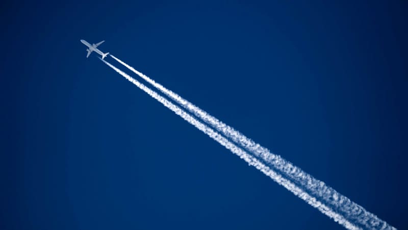 Airplane-contrails-2