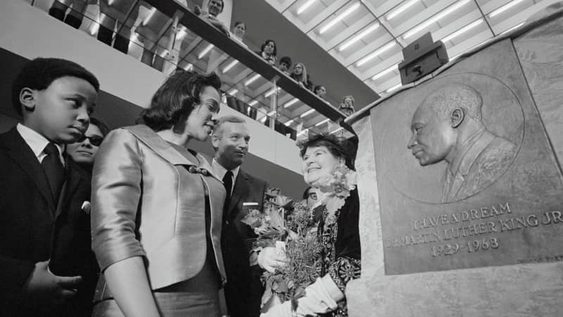 Coretta Scott King unveils a bas relief of her late husband at the Mugar Memorial Library on the Boston University campus.