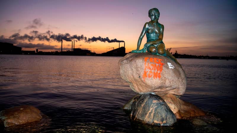 "Free Hong Kong" sign appeared on the base of the Little Mermaid statue in Copenhagen on Monday.