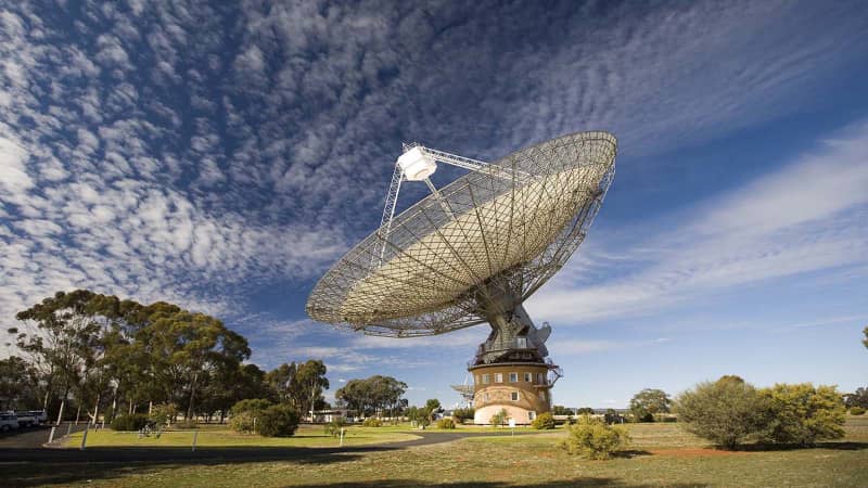More than 90,000 people visit the Parkes radio telescope each year. The moving parts of the telescope weigh 1,000 tonnes, as much as two Boeing 747s.