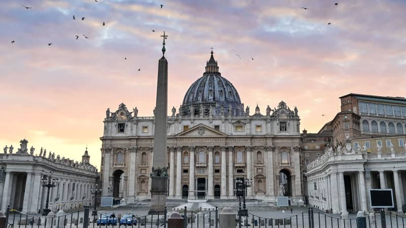 A general view shows the Vatican's empty St Peter's Square and its main basilica on April 6, 2020,