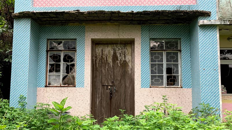 An abandoned house near the ferry dock.