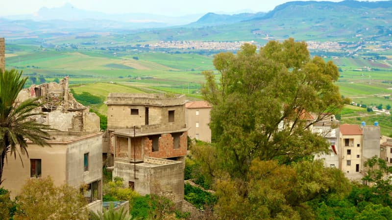 Italian town of Salemi auctioning off homes for one euro 