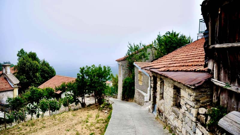 Uk buyer Carrega-road to the house c Comune. Carrega