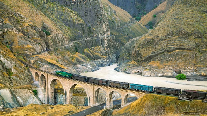 The Trans-Iranian Railway includes 224 tunnels, 174 viaducts and 186 smaller bridges. 