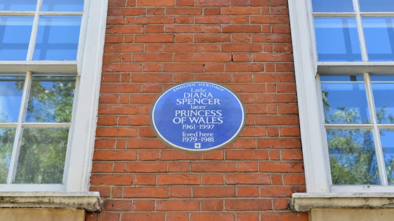 A blue plaque is erected to honor Diana, Princess of Wales at her former London flat.