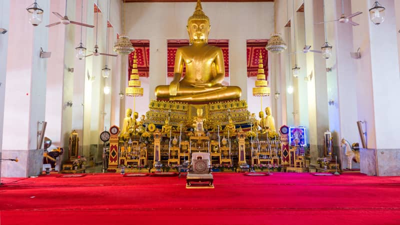 Wat Mahathat Yuwaratrangsarit offers free meditation sesions for foreigners. 
