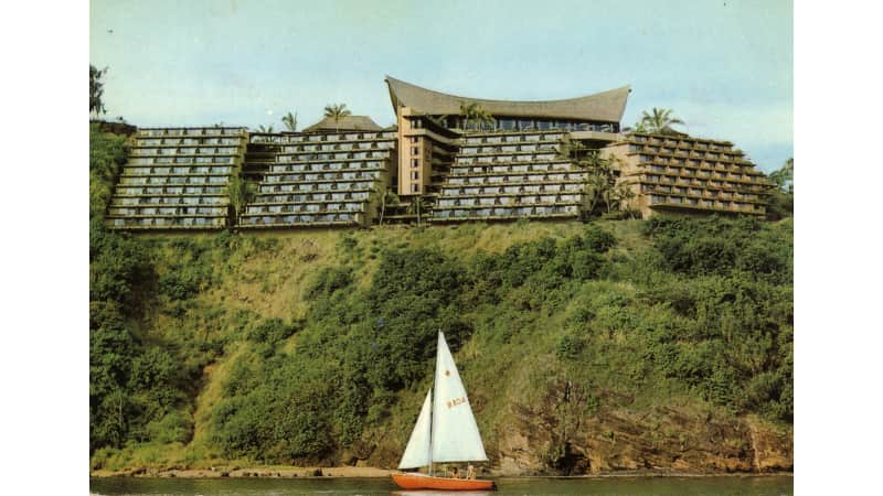The Tahara'a InterContinental had its lobby and restaurants at the top of the building, while the bedrooms were built into the side of the cliff.