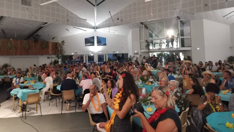 La Bande de Copains organized a Polynesian soirée in September in Coursan, France, to raise money for the trip.