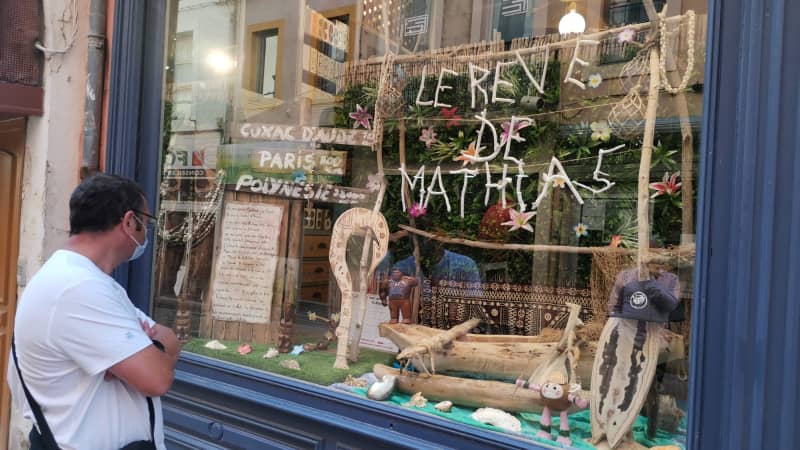 A display about Mathias Pascal's dream trip appeared in the window of an optician's shop in Narbonne, France.