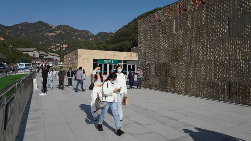 The Badaling station is 800 meters from the public entrance to the Great Wall. 