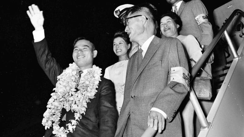 Horie, then aged 23, greeted by his parents and sister upon returning to Japan in 1963.