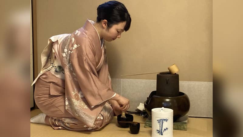 Atsuko Okubo performs the tea ceremony.