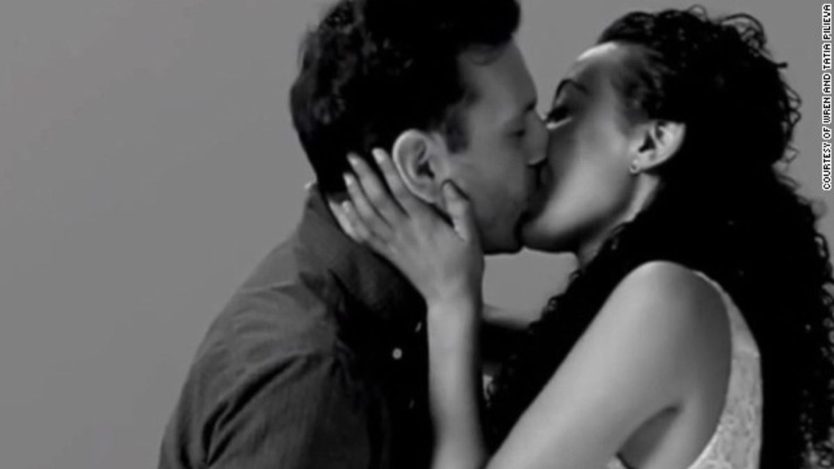 20 strangers kiss for the first time