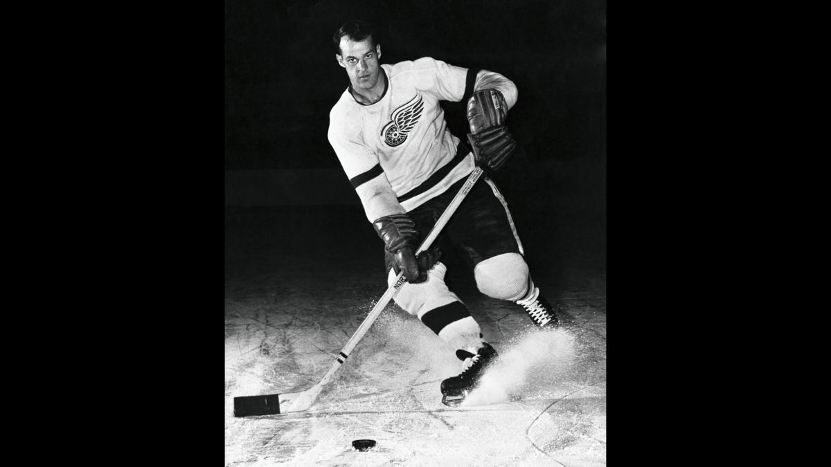 Vintage Gordie Howe photo shows off his amazing physique - The Hockey News