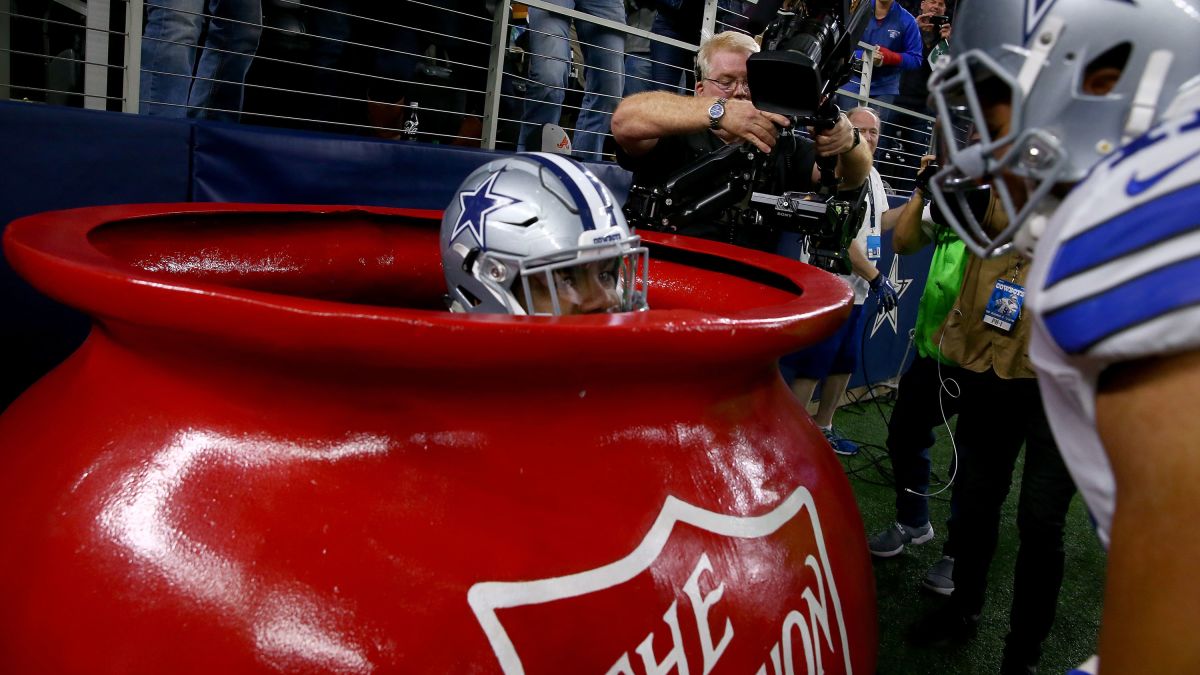 Watch: Cowboys TEs jump in Salvation Army kettle for 'Whac-A-Mole