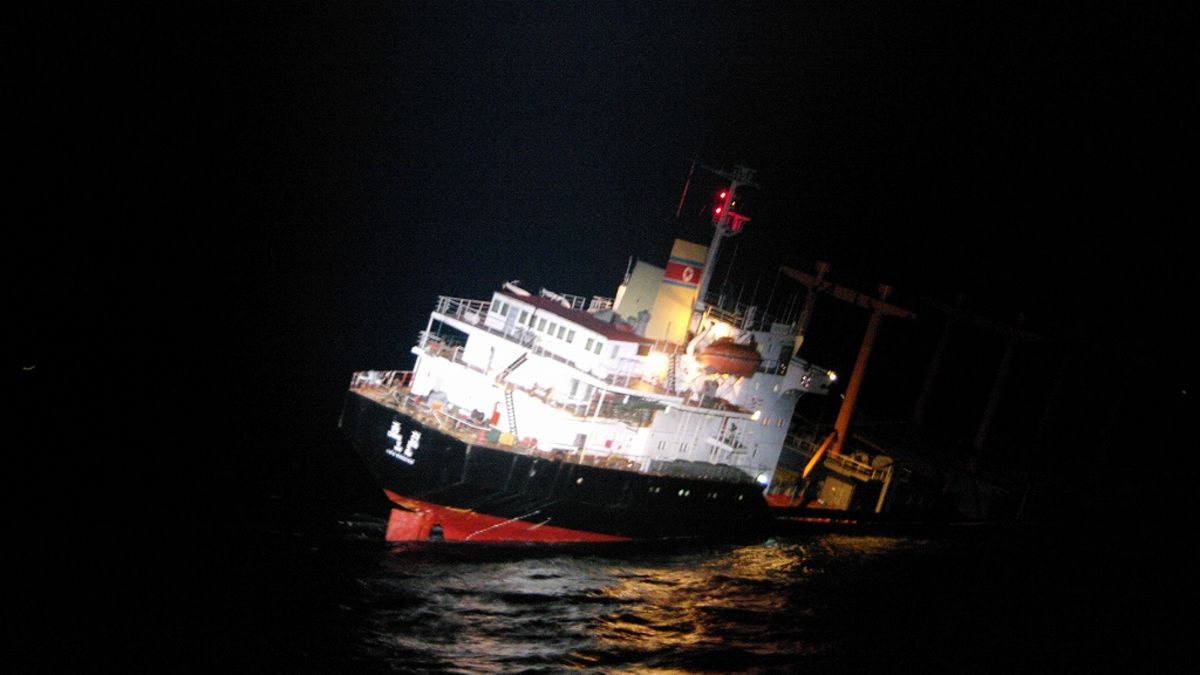 Japan Coast Guard Rescues 26 North Koreans From Sinking Ship