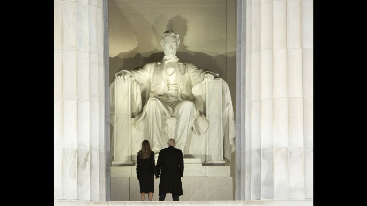 Dc S Lincoln Memorial Vandalized With Spray Painted Expletive Cnnpolitics
