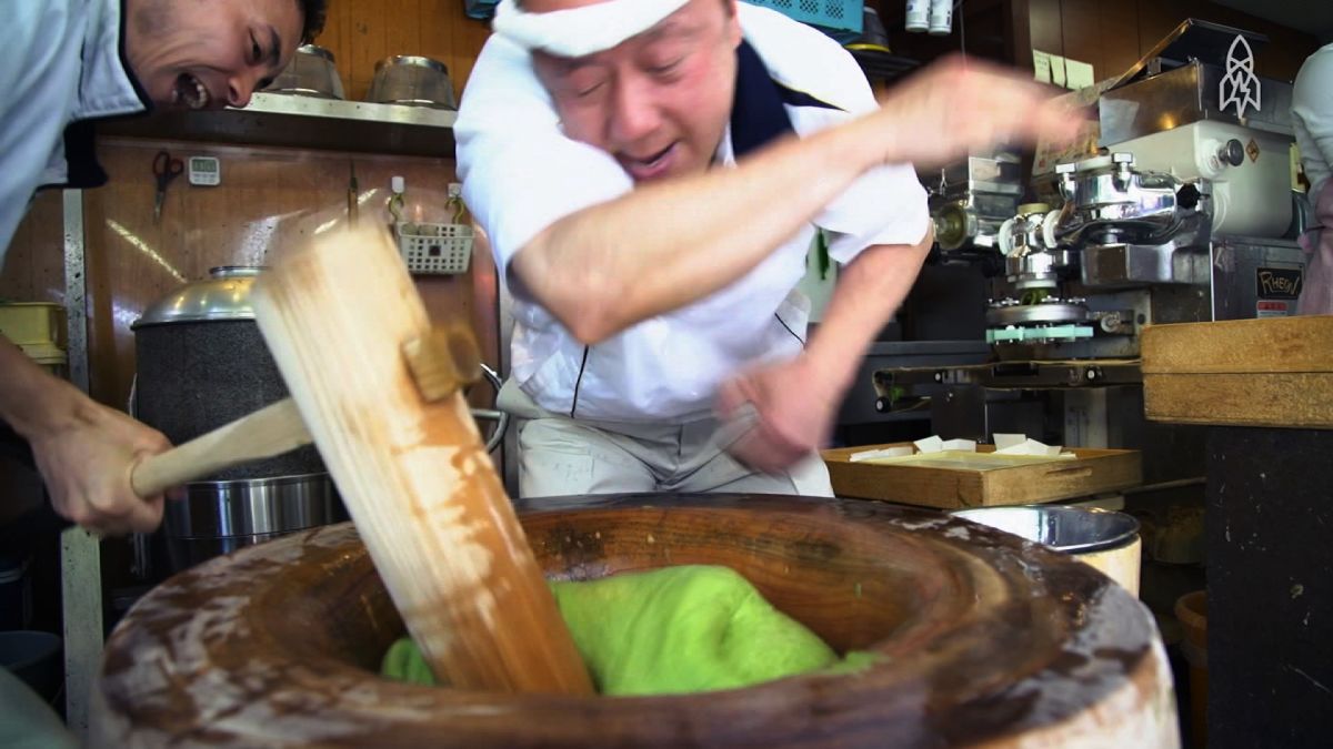 The fastest mochi maker in Japan reveals secrets of his technique【Video】