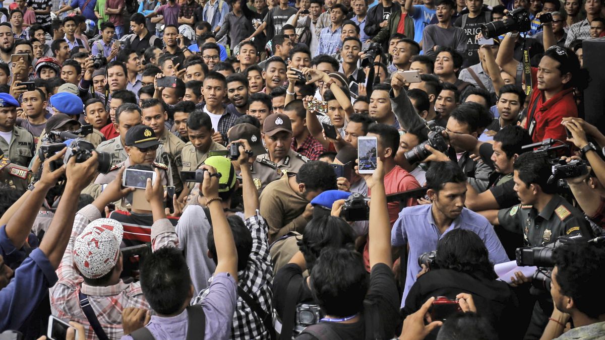 Indonesia LGBT crackdown: How gay rights are at risk in the world's largest  Muslim country | CNN