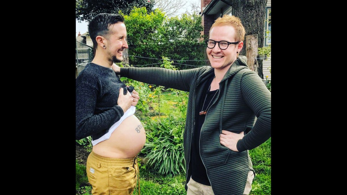 Transgender man gives birth to boy pic