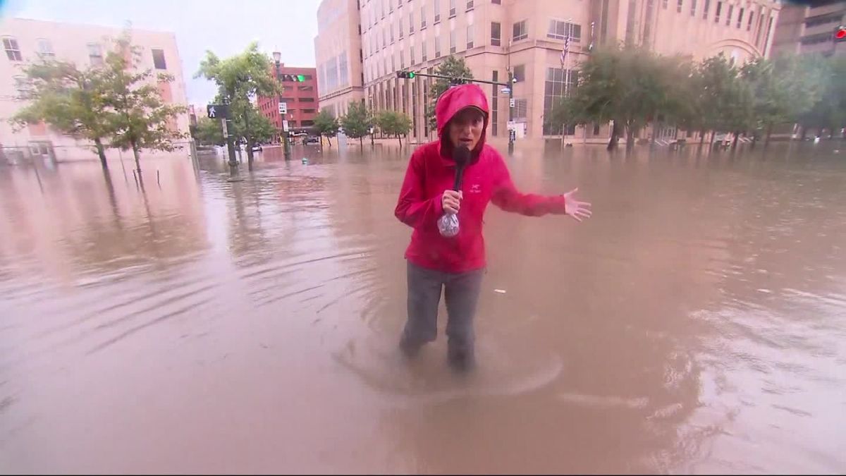 Lũ lụt Houston đã gây ra nhiều thiệt hại và đau buồn. Hãy xem hình ảnh để hiểu rõ hơn về tình hình lũ lụt và đóng góp để giúp đỡ cộng đồng.