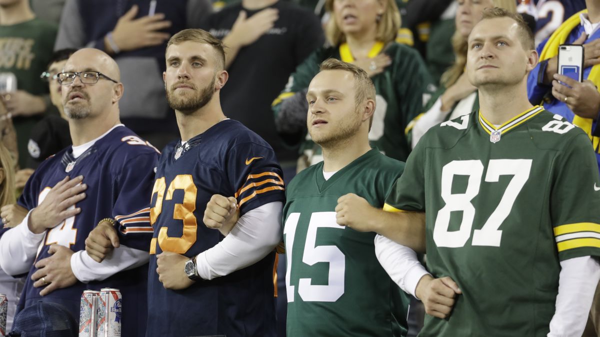 Packers and Bears stand, link arms before NFL game