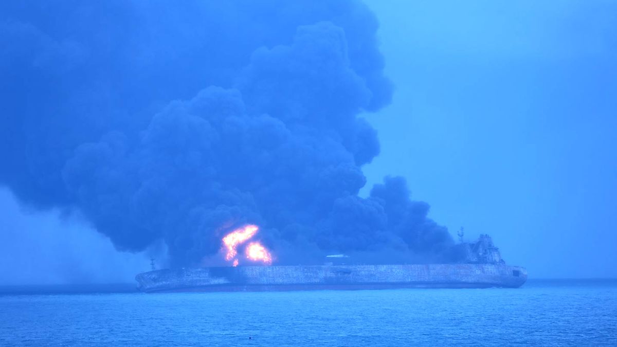Burning Oil Tanker Sinks In The East China Sea Cnn