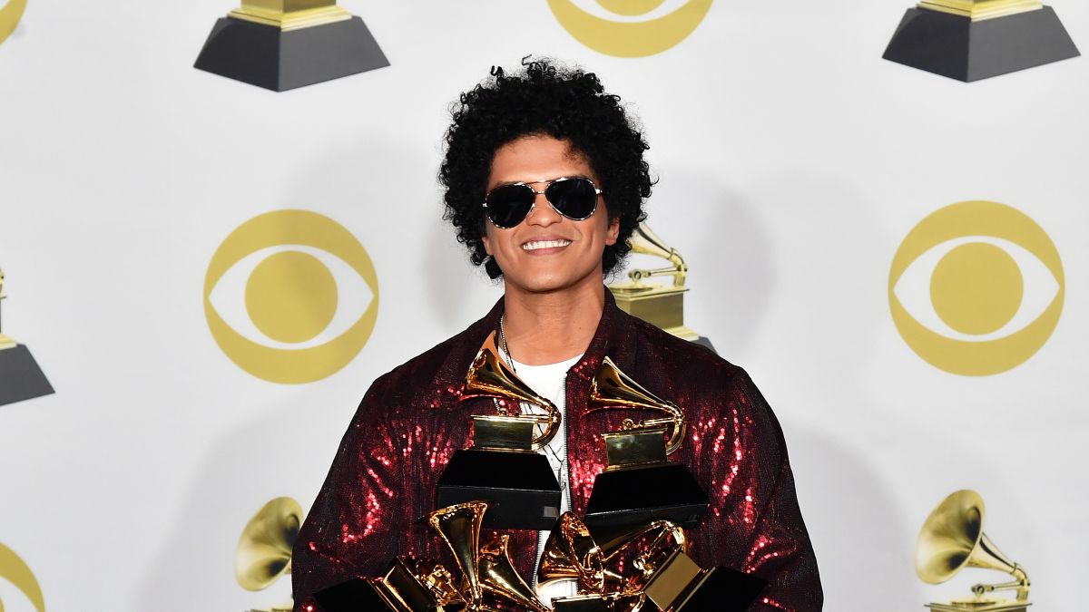 Bruno Mars is accused of cultural appropriation, black celebrities come to  his defense | CNN
