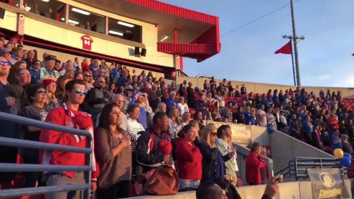 New Castle teen gets rousing applause after singing national anthem, Local  News