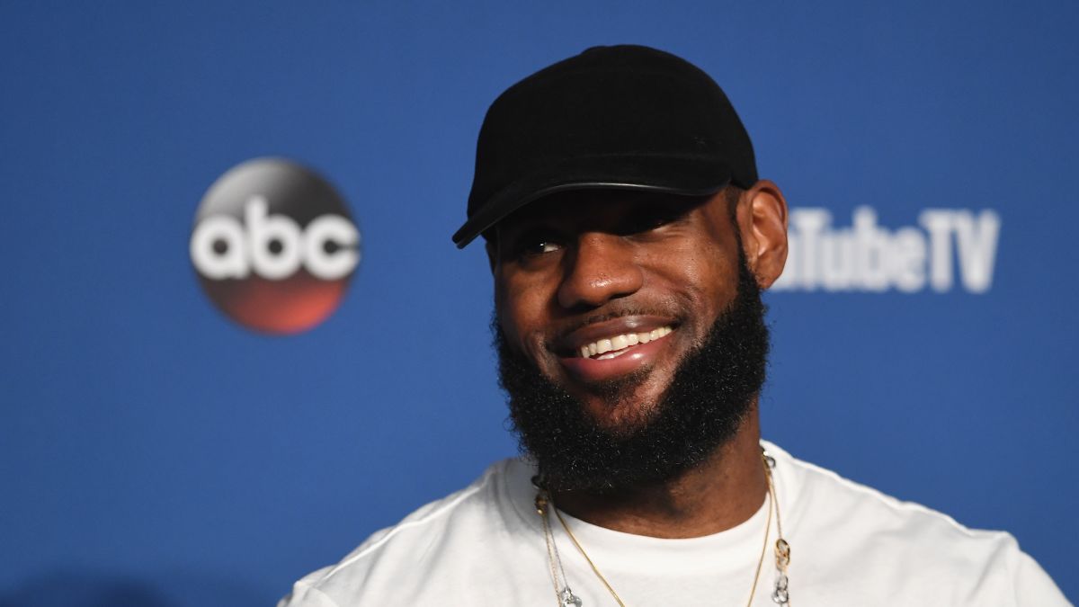 lebron james sign with lakers