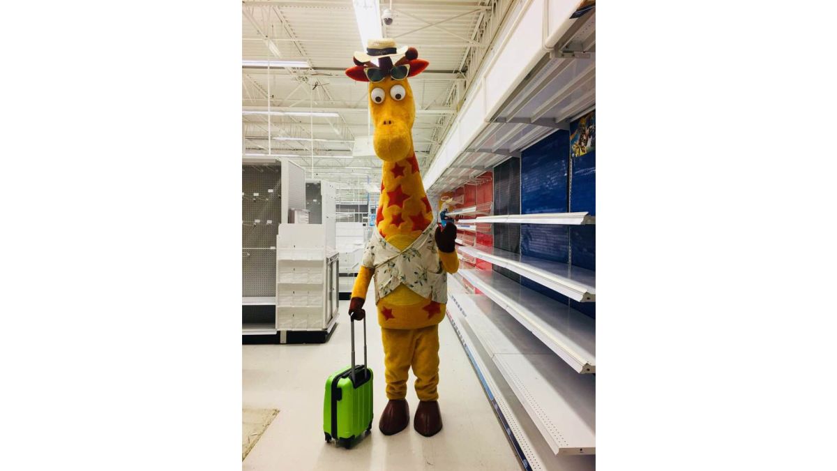 Tidsplan affjedring Omkreds San Antonio Zoo wants to offer Toys 'R' Us mascot Geoffrey a new job as an  ambassador for giraffe conservation | CNN