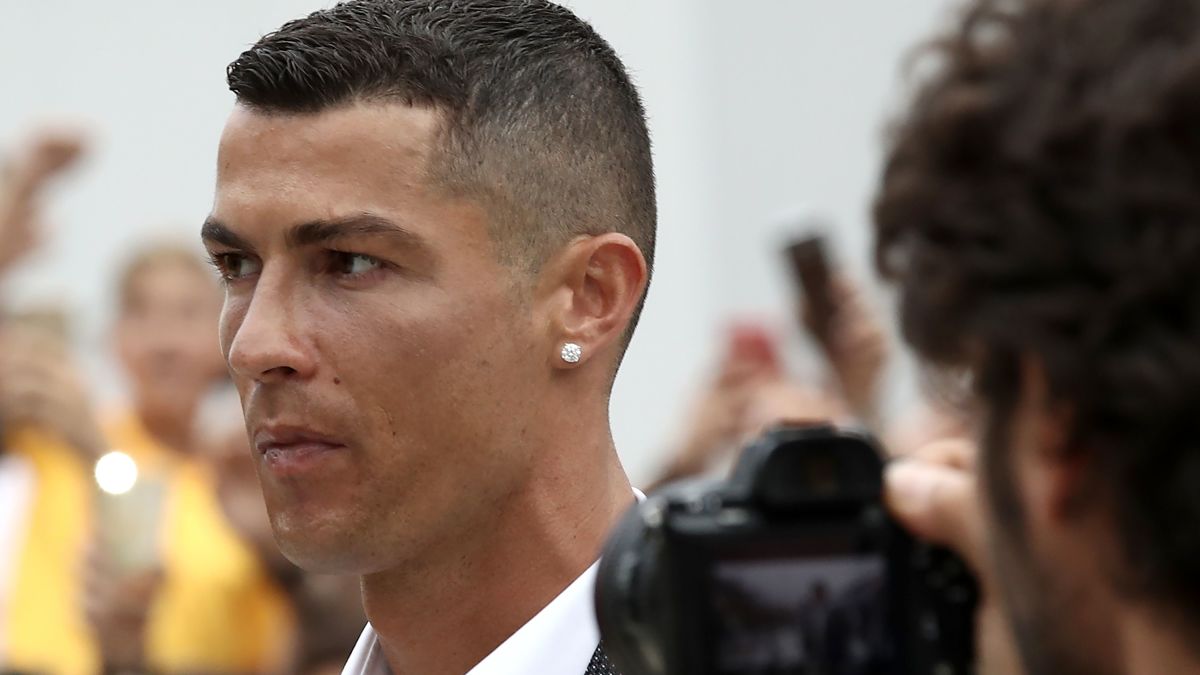 Cristiano Ronaldo Arrives To Crowd Fanfare At Juventus Cnn