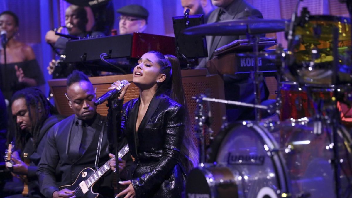 Ariana Grandes Emotional Tribute To Aretha Franklin Cnn