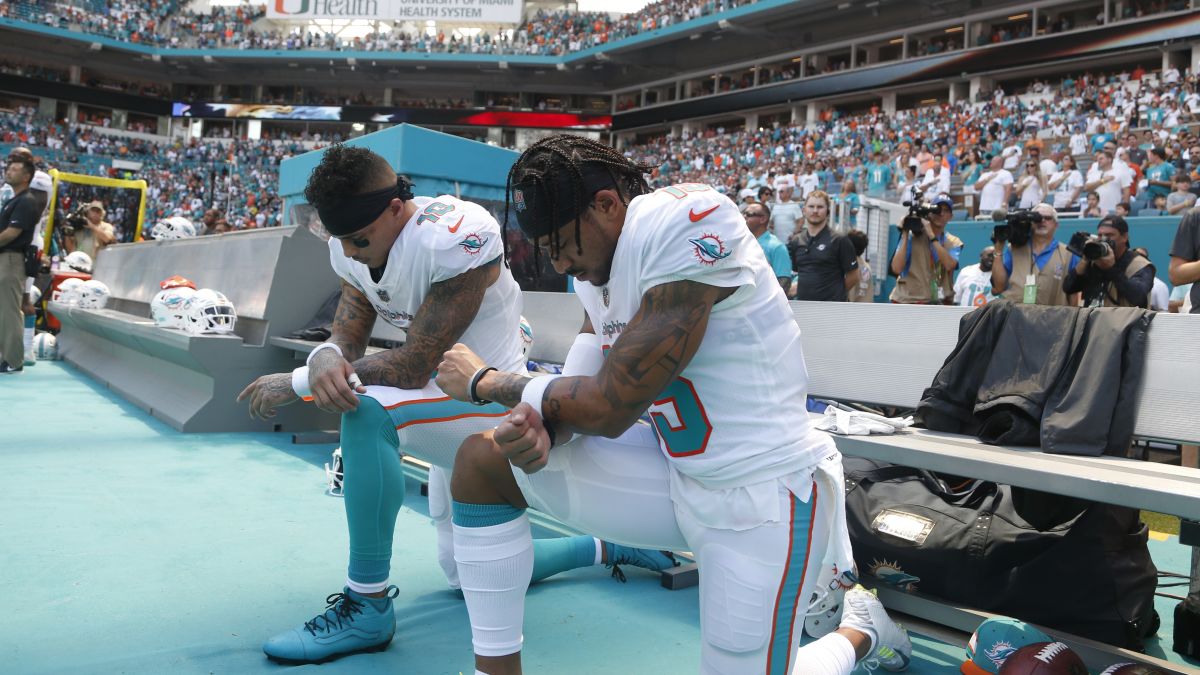 Miami Dolphins players protest during national anthem in NFL preseason
