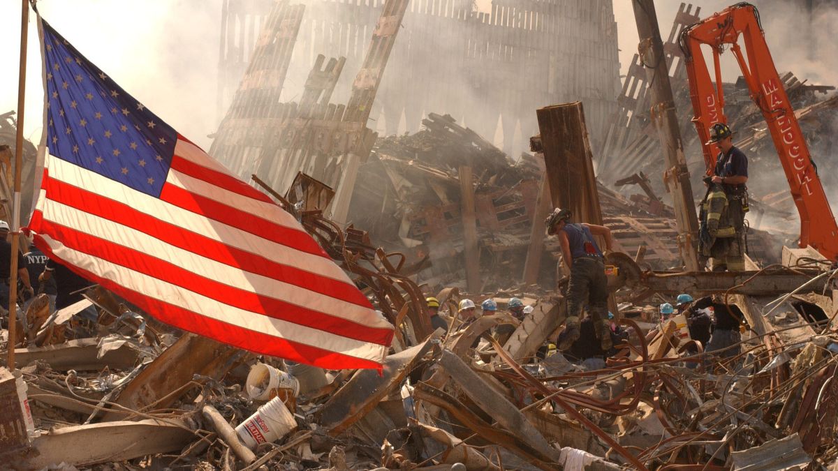 9 11 Remembered A Gray Cloud Of Debris Rolled Violently Toward Us Cnn