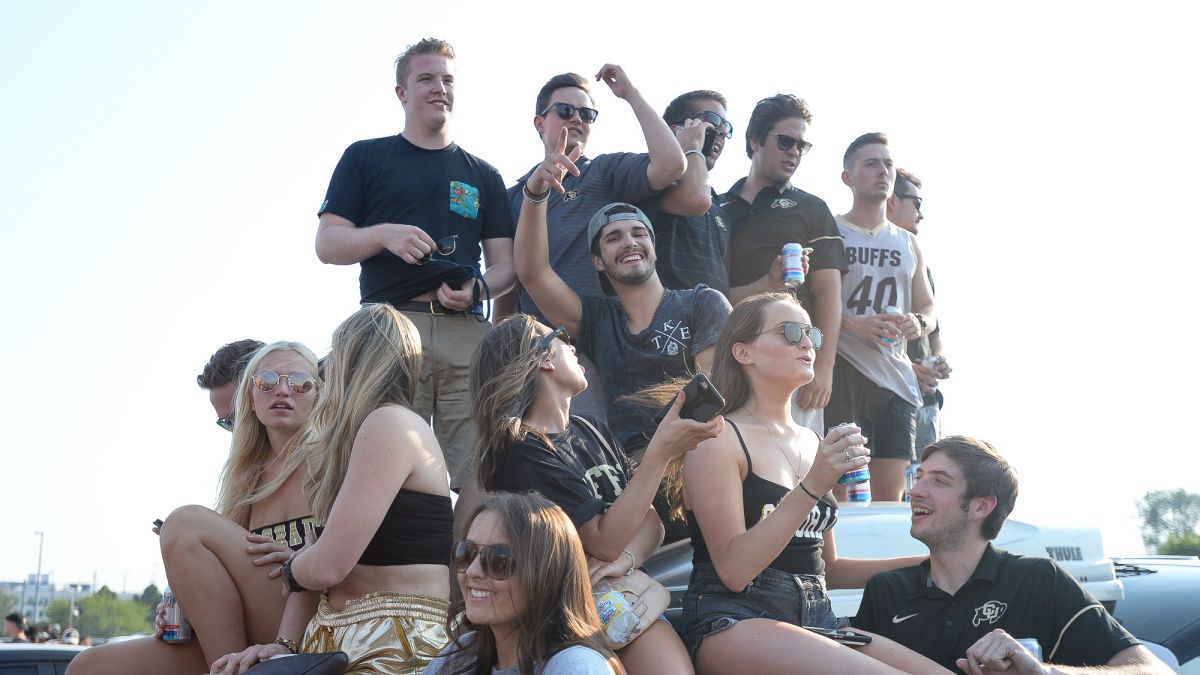 WATCH: Cowboys fans tailgate ahead of divisional playoff game