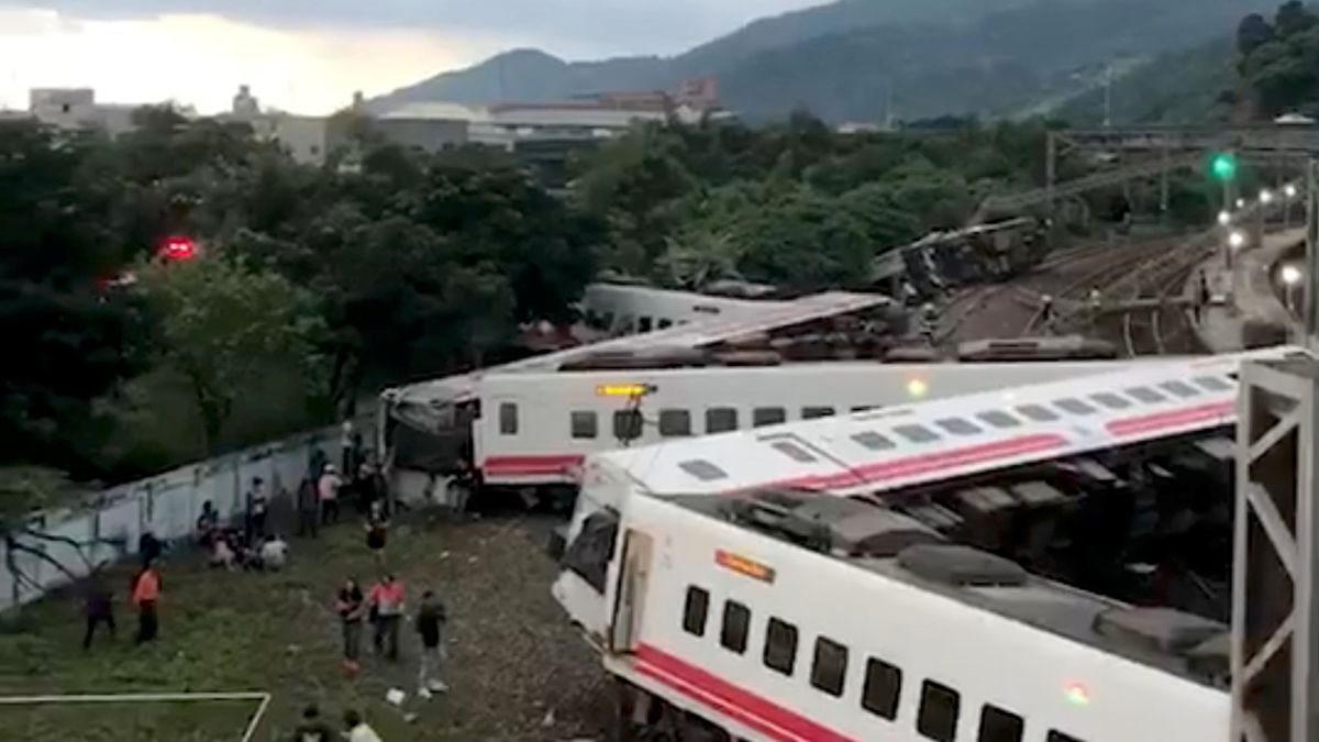 Taiwan Train Derailment Leaves At Least 18 Dead And 178 Injured Cnn