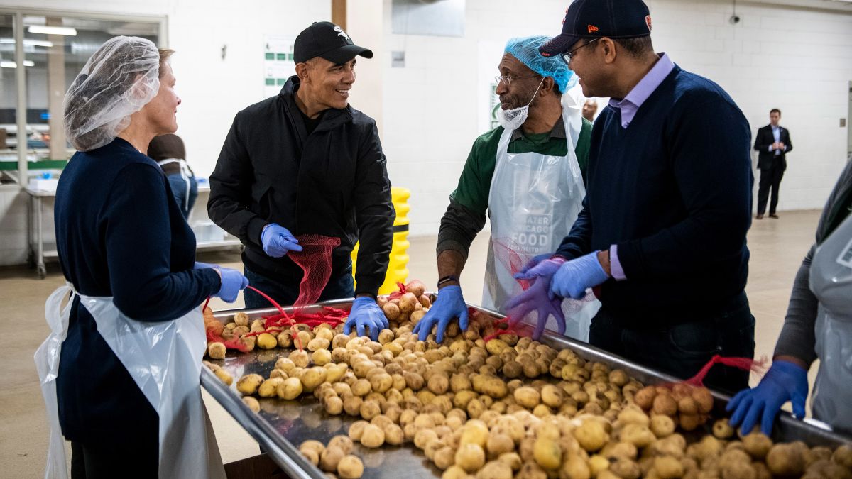 Obama Helps Prepare Thanksgiving Meal Bags In Surprise Visit To Chicago Food Bank Cnn