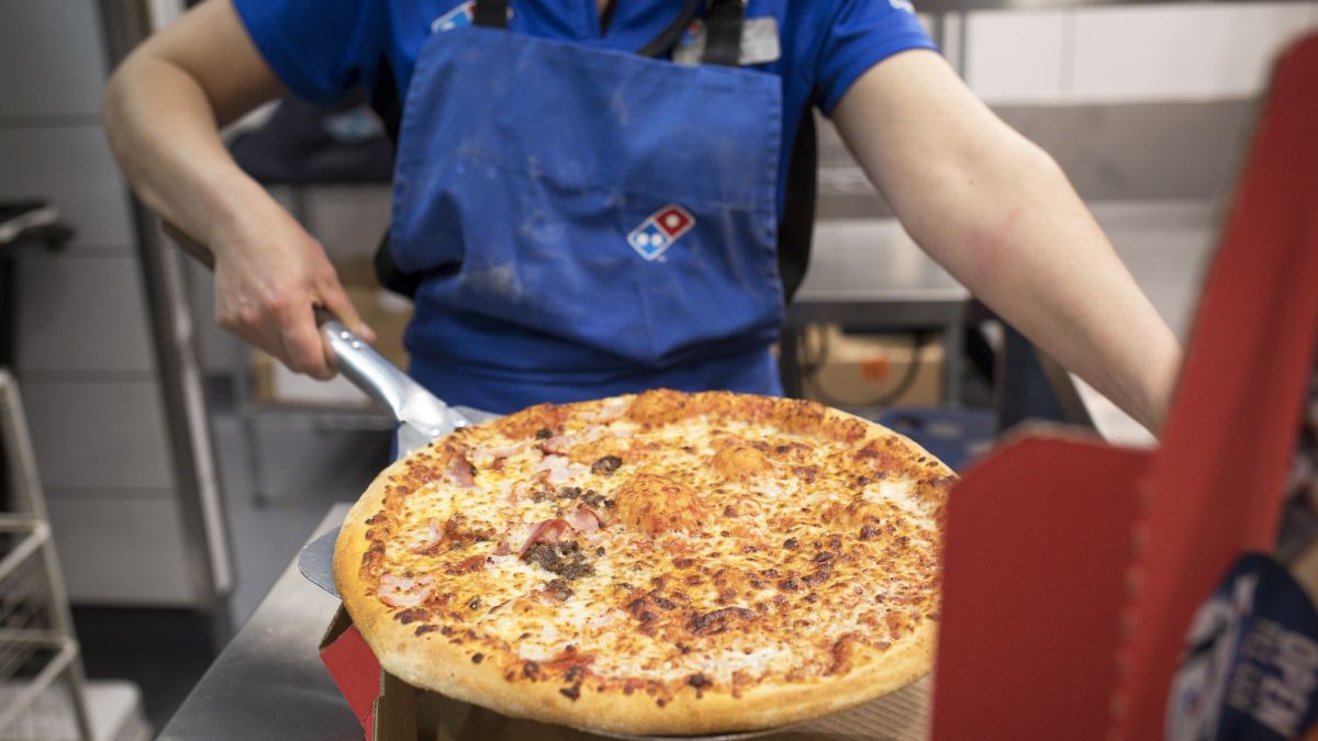 Cheap Pizza Propels Domino S Stock 25 Higher Cnn