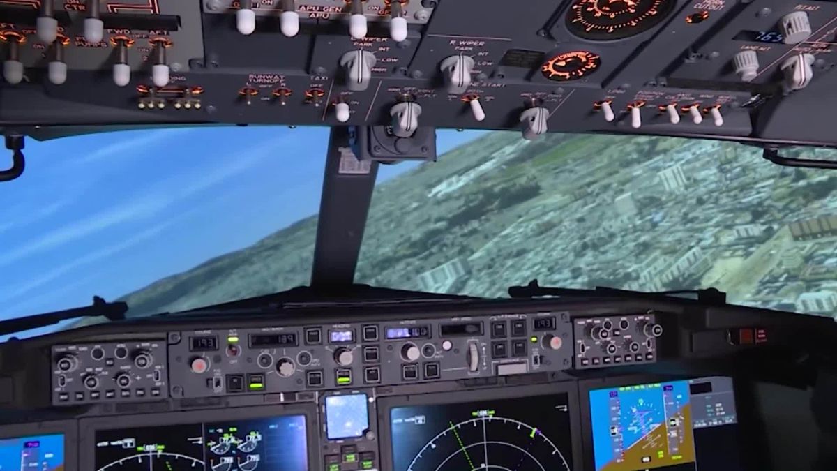 Así es el simulador de entrenamiento para el avión Boeing 737 MAX 8 - CNN  Video