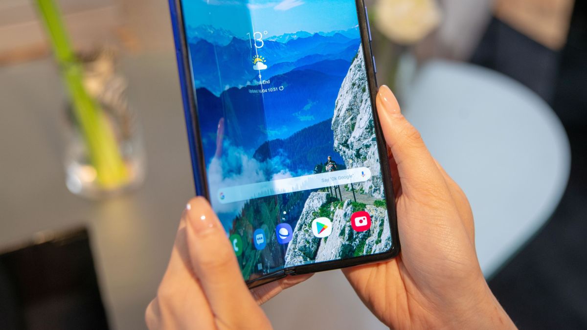 Samsung muestra concepto de nuevo teléfono plegable - CNN Video