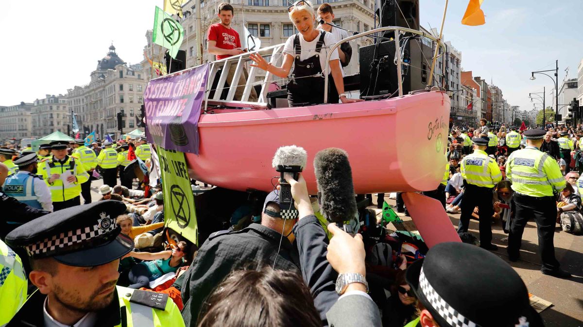 Extinction Rebellion Protests at Fondation Louis Vuitton — Anne of  Carversville