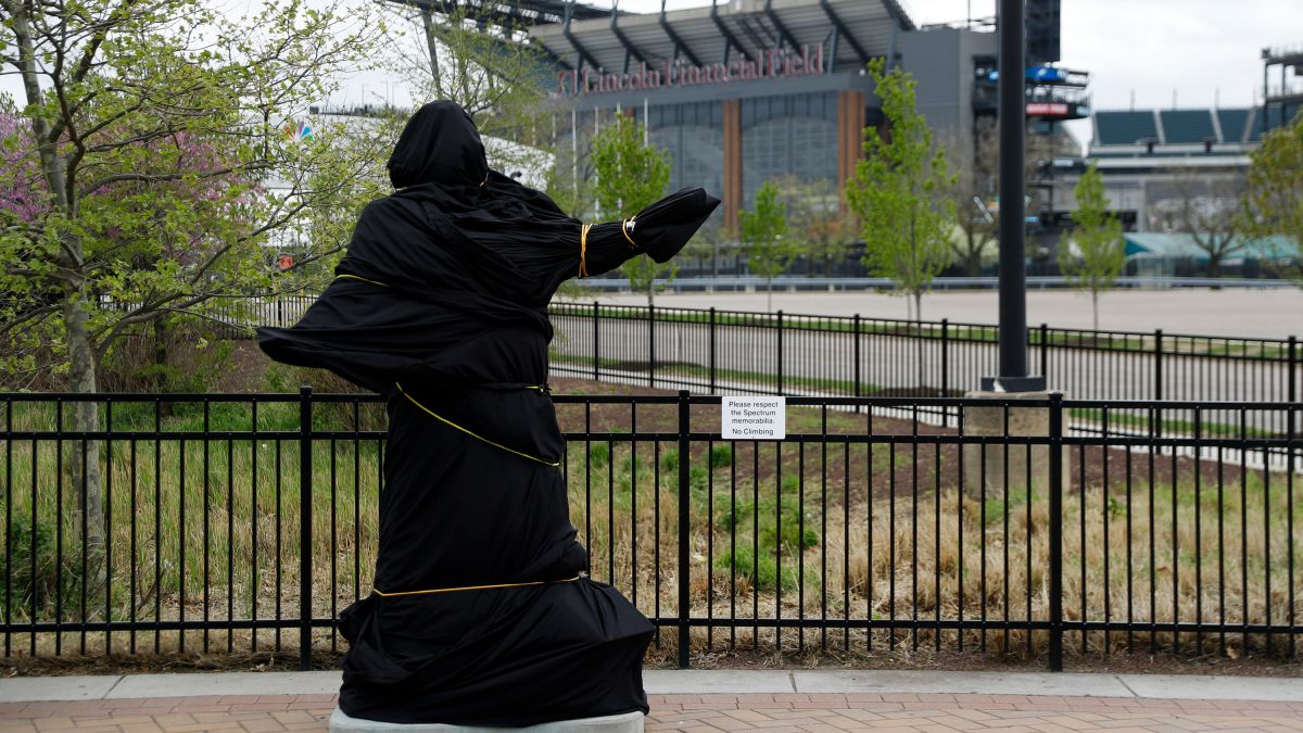 Philadelphia Flyers remove a statue of Kate Smith over her racist songs