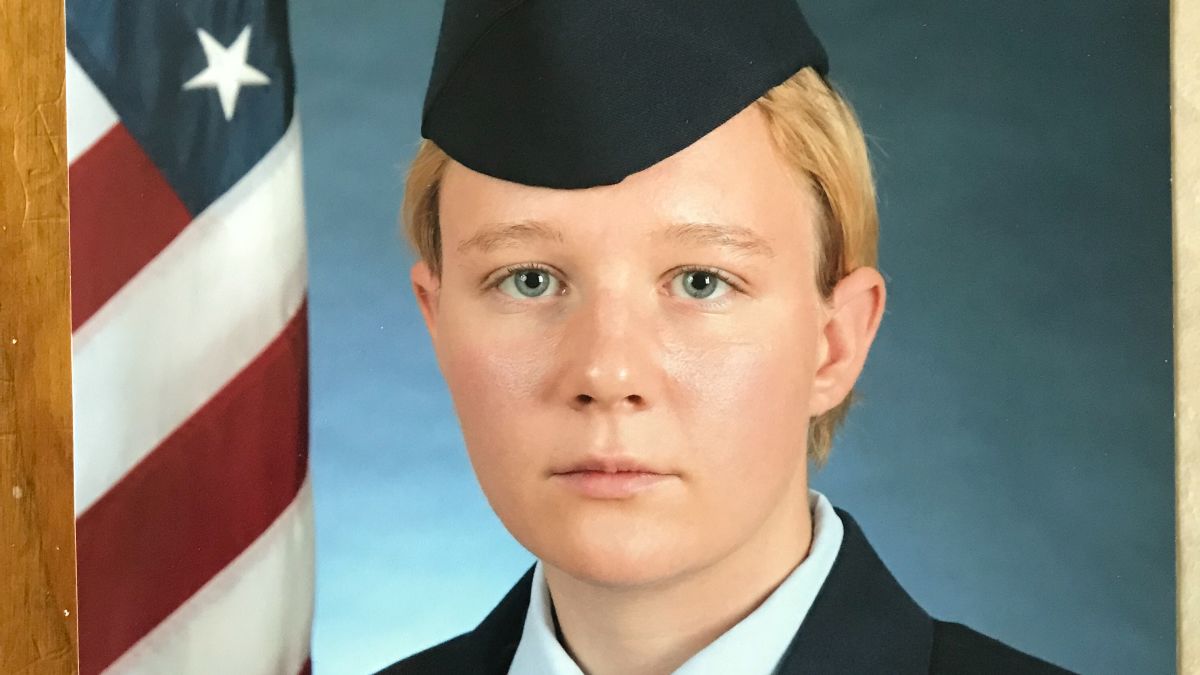 Reality Winner Is Serving 5 Years For Leaking One Document Her Mother Says She S Being Silenced Cnnpolitics